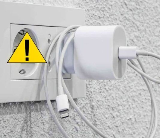 Caricabatterie attaccato alla presa