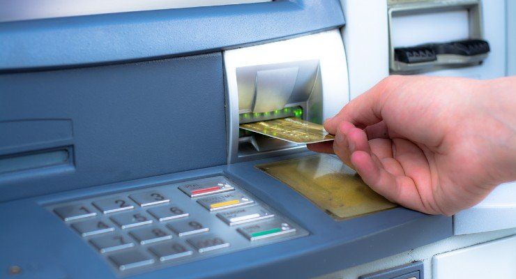 Carta di debito nell'ATM