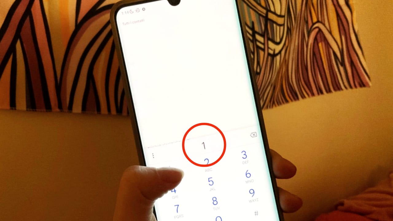 Digita uno sul telefono