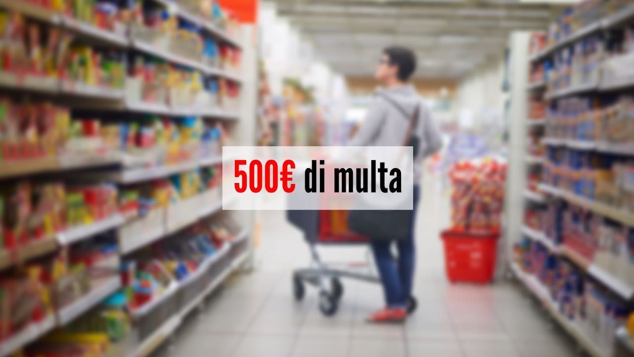 Donna al supermercato