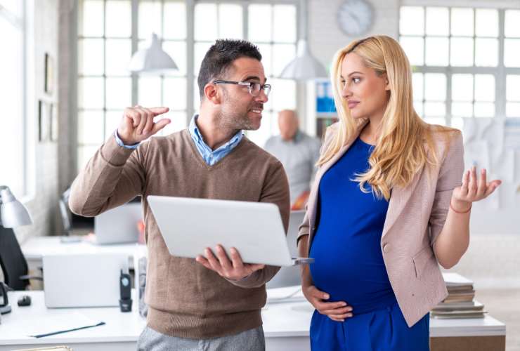 Lavoratrice incinta a lavoro