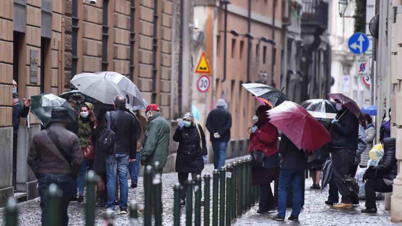 fila di gente INPS