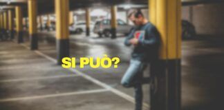persona nel parcheggio