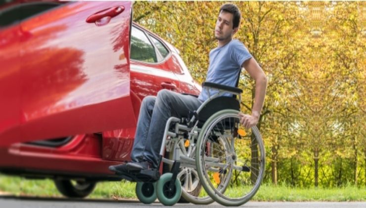 Disabile su sedia a rotelle