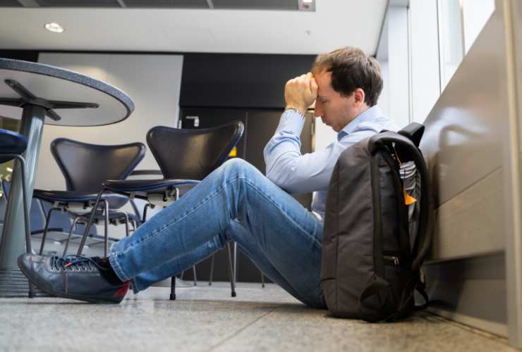 Passeggero in attesa all'aeroporto