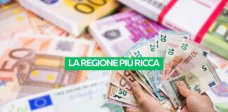 banconote euro in mano