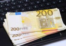 banconote sulla tastiera