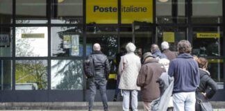 fila davanti alle poste