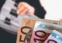 pila di documenti ed euro