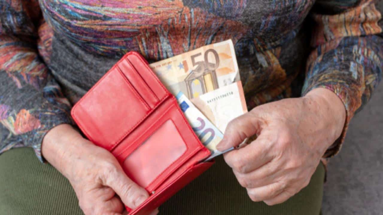 Anziana con i soldi in mano