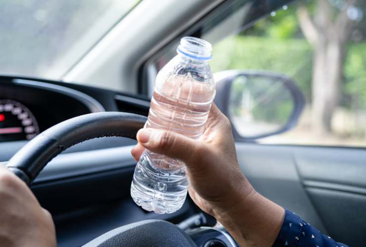 Bere acqua quando si guida