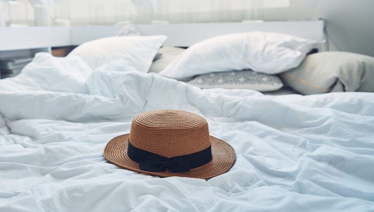 Cappello sul letto