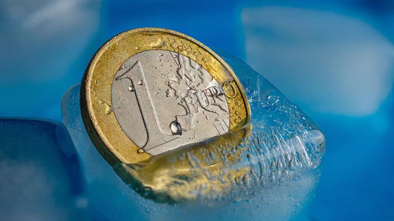 Euro in un cubetto di ghiaccio