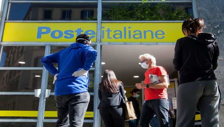 Lunghe file alle poste