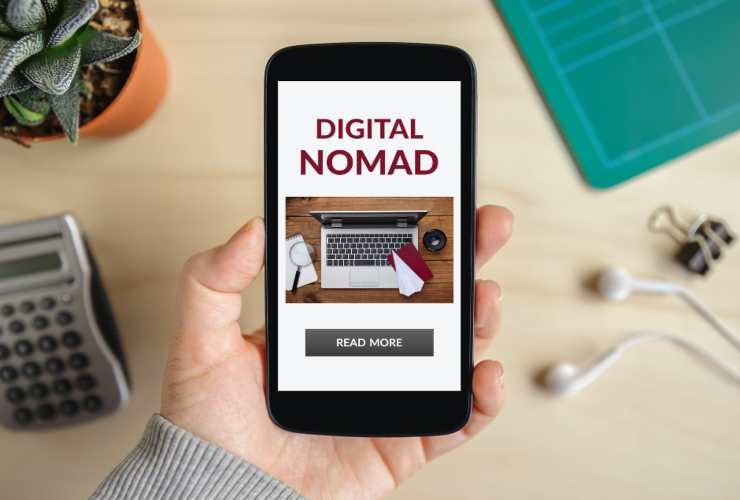 Nomade digitale con smartphone