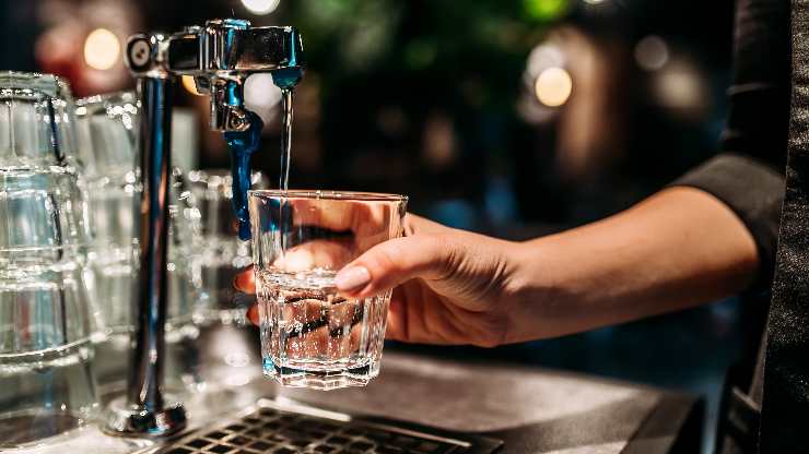 Pagare bicchiere di acqua del rubinetto al bar