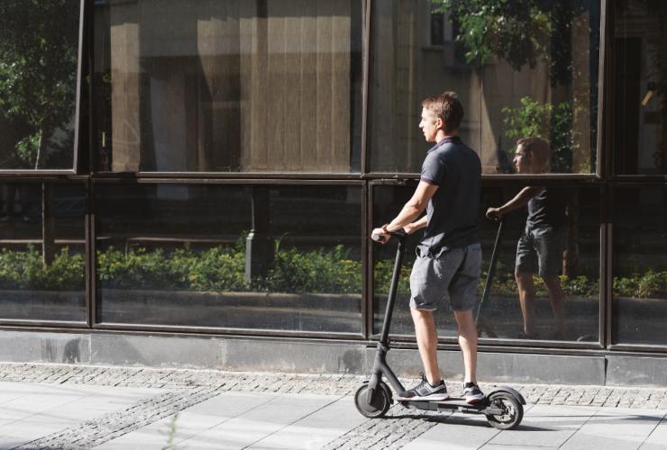 Ragazzo su monopattino elettrico Ragazzo su monopattino elettrico