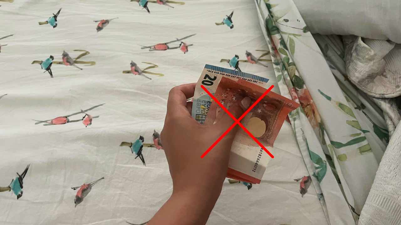 soldi sopra il letto