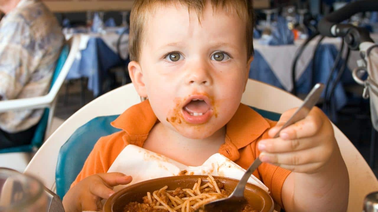 Bambino che mangia la pasta