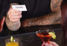 Barista che controlla i documenti