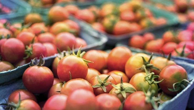 Frutta e verdura all'ingresso del supermercato