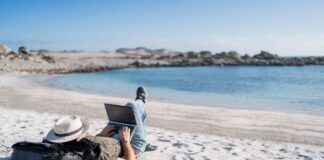 Nomade digitale sulla spiaggia