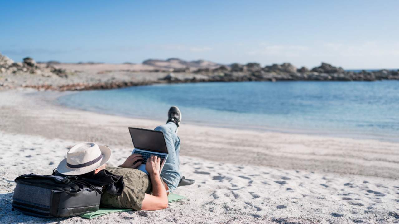 Nomade digitale sulla spiaggia