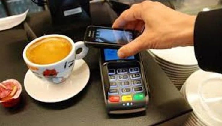 Pagare un supplemento per usare il pos: è legale?