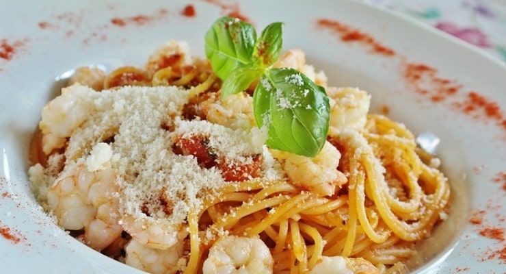 Mezza porzione di pasta al ristorante 