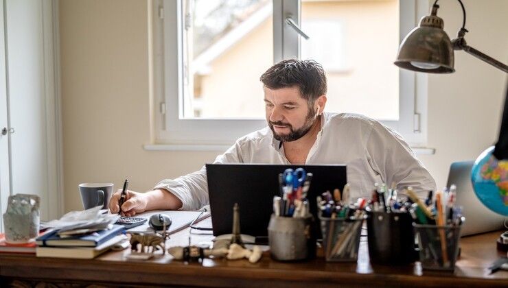 Uomo a lavoro