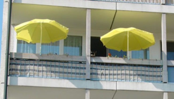 Vincoli ombrellone sul balcone