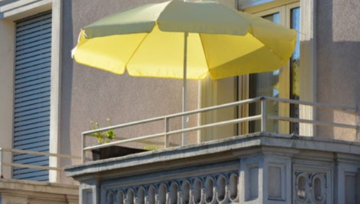 Vincoli ombrellone sul balcone