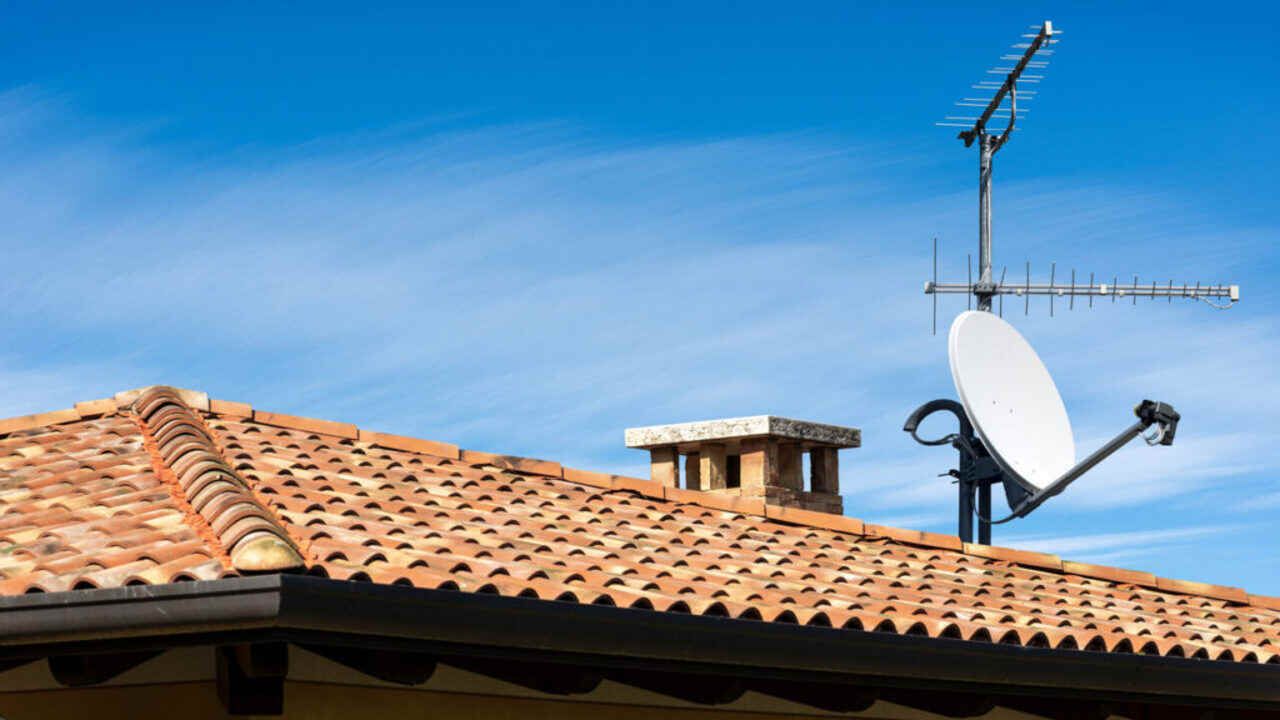 Antenna TV sul tetto condominiale