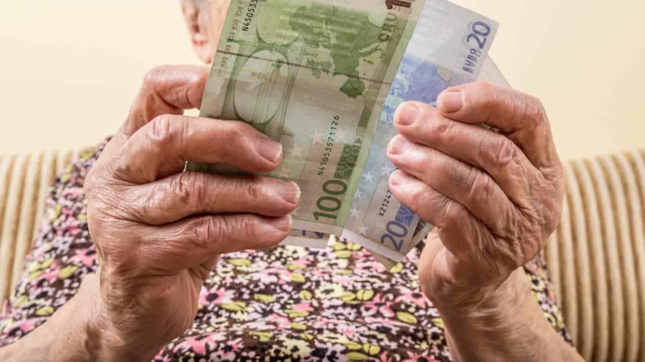 Anziana con soldi in mano