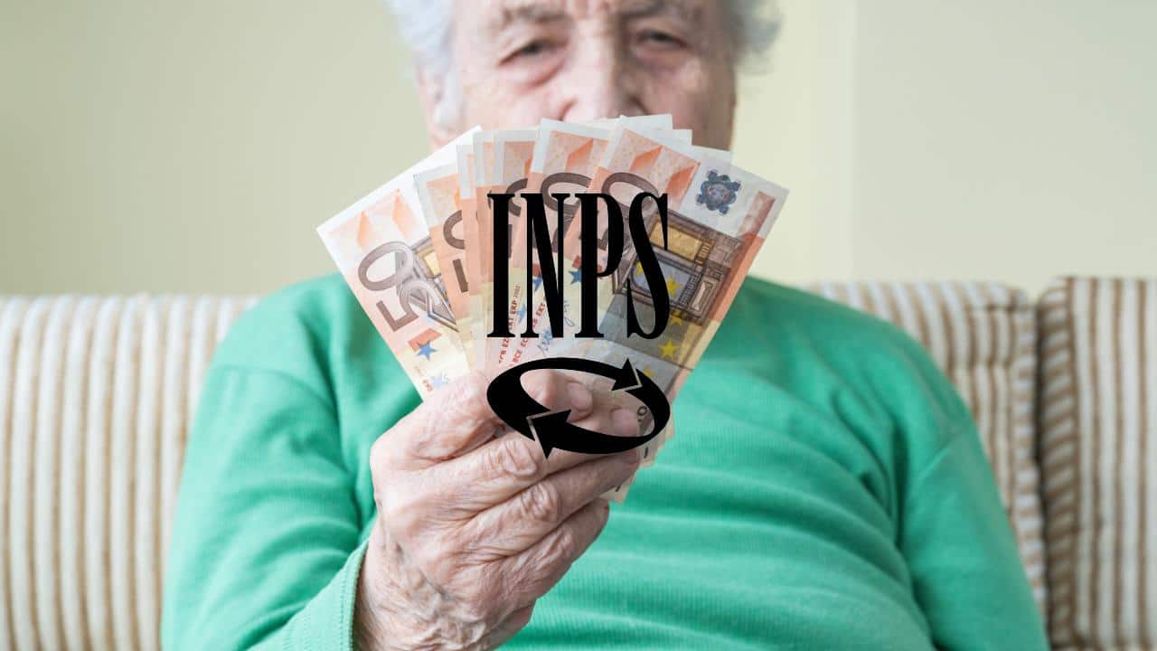 Anziana con soldi in mano