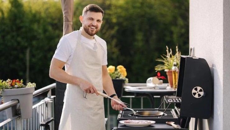 Cucinare sul balcone del condominio