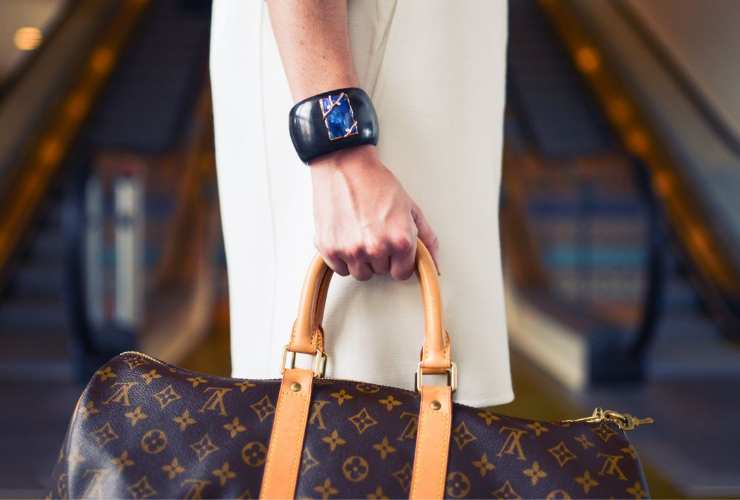 Donna con borsa Louis Vuitton