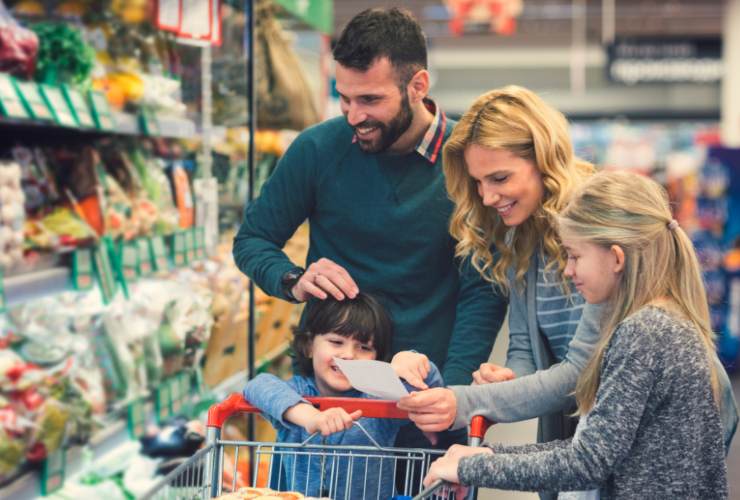 Famiglia che fa la spesa