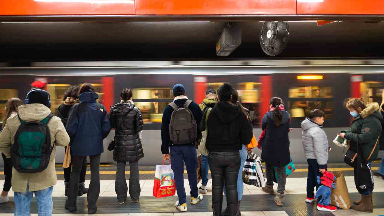 Gente davanti alla metro