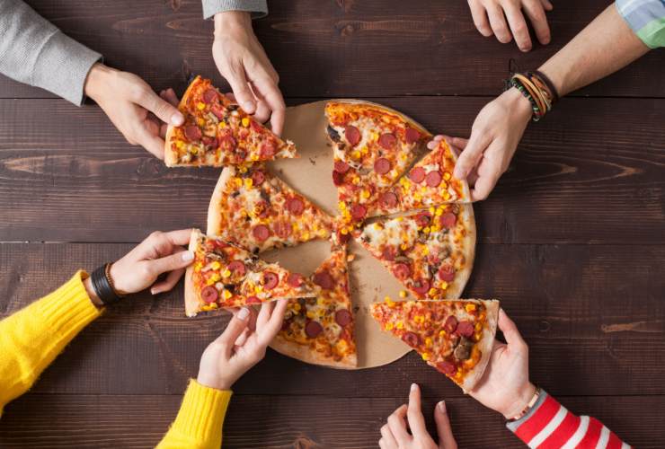 Italiani che dividono una pizza