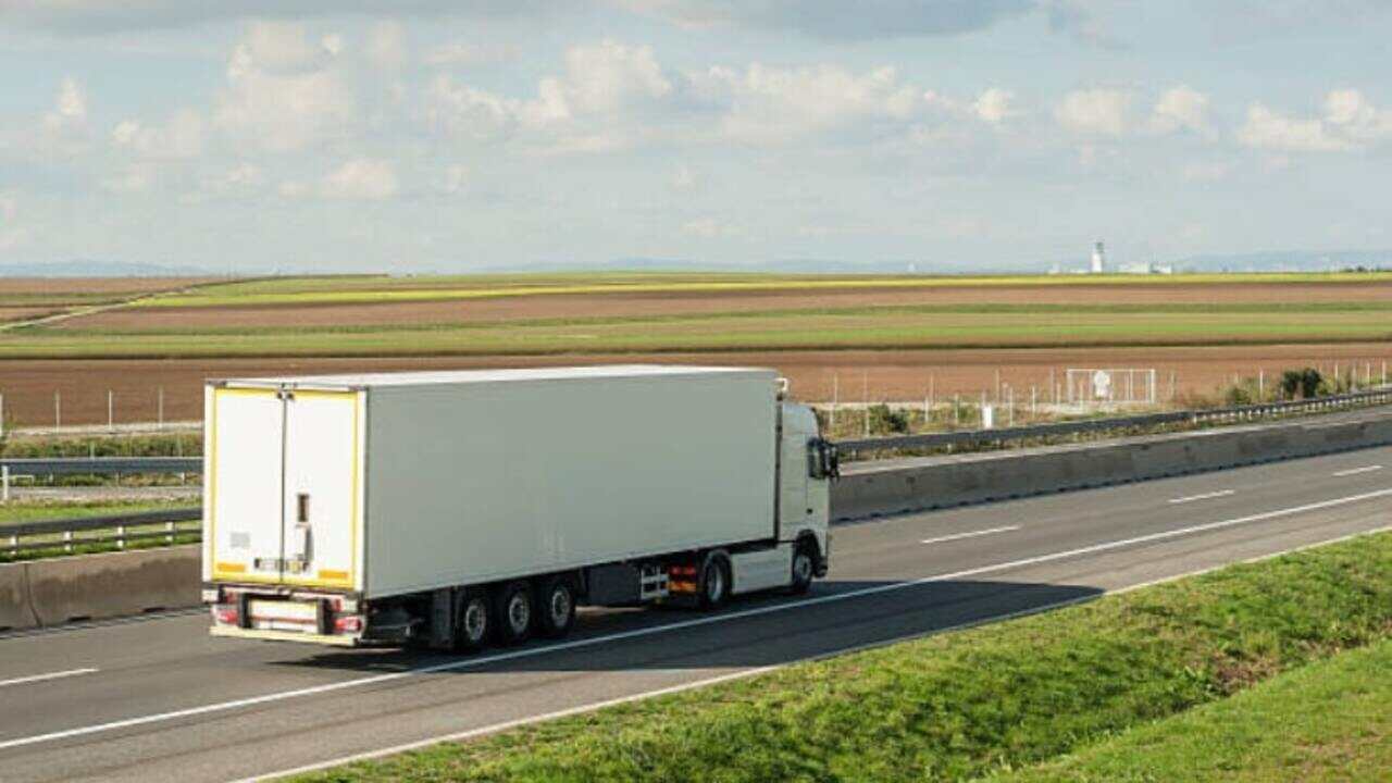 Multa salata per il camionista in contromano