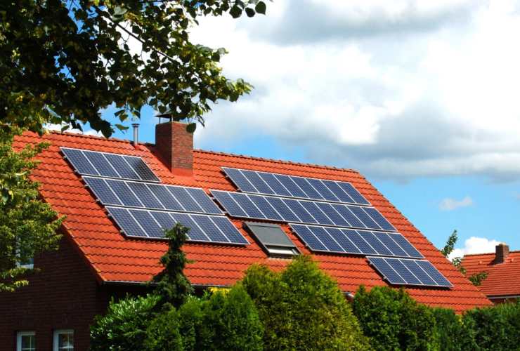 Pannelli fotovoltaici sui tetti di un'abitazione