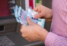 Prelevare soldi dal bancomat
