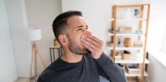Uomo si attappa il naso
