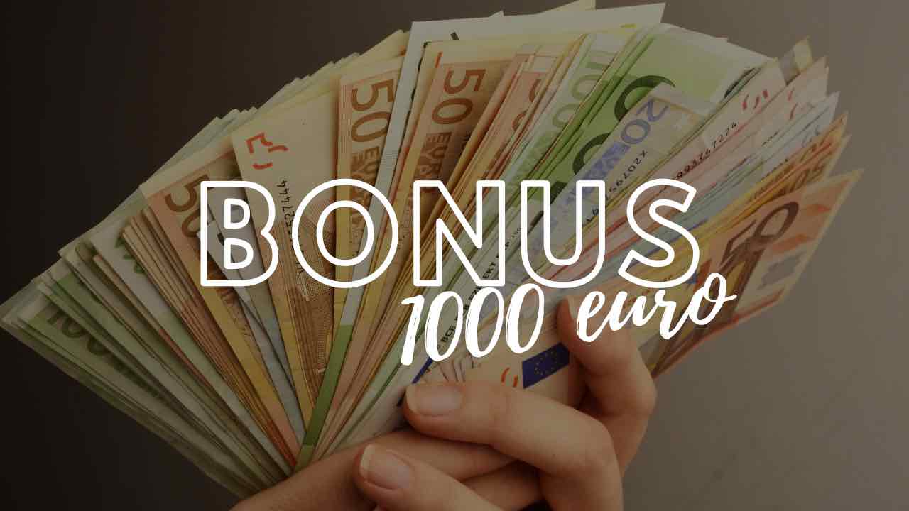banconote bonus in mano