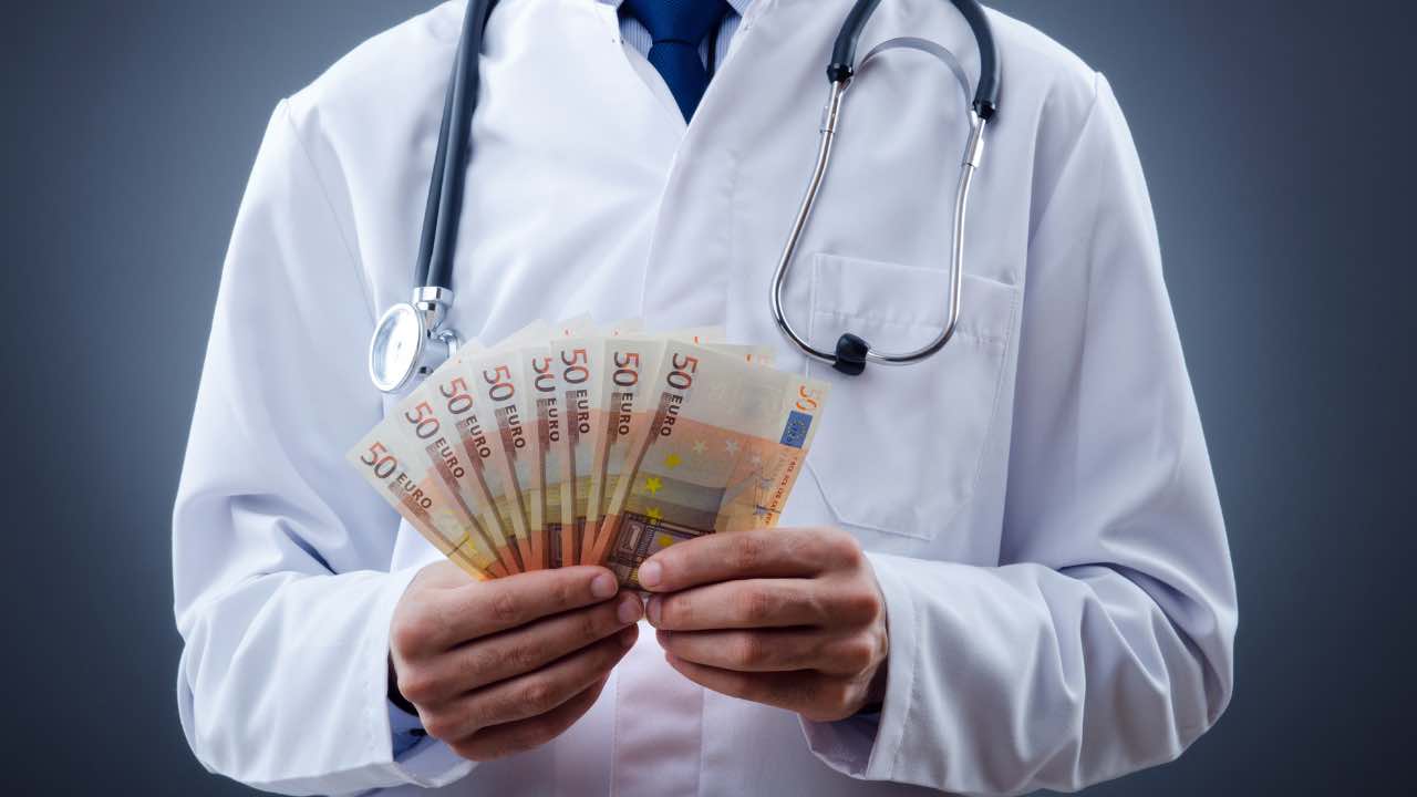 medico con euro