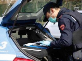 poliziotto che scrive