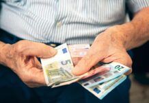 uomo con pensione in mano