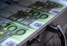 Valigia con banconote da 100 euro