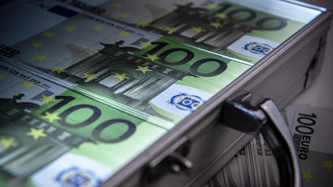 Valigia con banconote da 100 euro